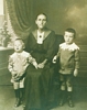 Pauline Späth geb Keul mit Söhnen Willi geb 1910 u Otto geb 1913 verm 1945 im Osten