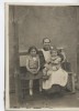 Alte Dame mit Enkelkindern Rosel und Lothar